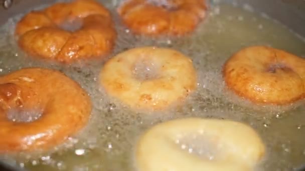 Freír cocinar donas caseras en aceite hirviendo caliente, alimentos grasos preparation.donuts — Vídeos de Stock