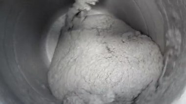 Beton karıştırıcı yoğurucu inşaat havanı, tuğla ustası makine ekipmanı üzerinde çalışıyor.