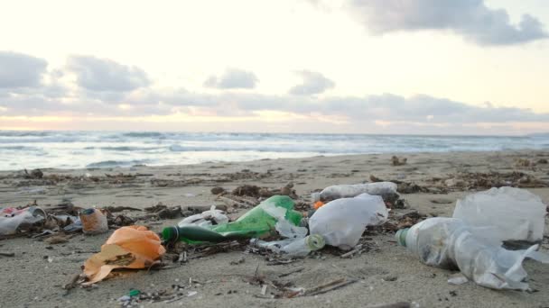 Plastflaskor kasseras på föroreningsdeponi förorenat hav kust, solnedgång tid, miljöavfall — Stockvideo