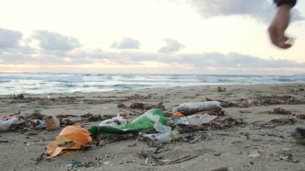 Plastikflaschen, die an verschmutzten Meeresküsten entsorgt werden, Sonnenuntergang, Umweltverschmutzung — Stockvideo