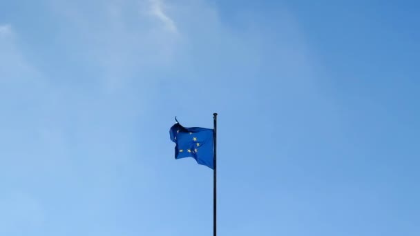 Ευρωπαϊκή σημαία κυματίζει πάνω από ηλιόλουστο φόντο του γαλάζιου ουρανού, οικονομική ένωση της Ευρώπης σύμβολο — Αρχείο Βίντεο