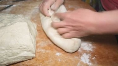 Büyükanne evde ekmek ve hamur işleri hazırlamak için hamur yoğurur.