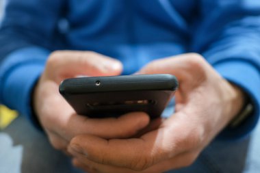 Akıllı telefon ve cep telefonu teknolojisi kullanan bir adamın görüntüsünü kapat. 