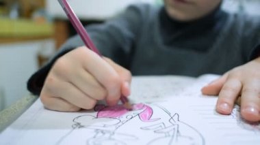 Evde ödev yapan okul çocuğu, evde eğitim, aile eğitimi.
