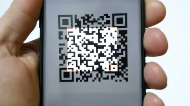 Akıllı bir telefonla QR kodunu tararken adam el görüntüsü. Temassız Ödeme teknolojisi — Stok video