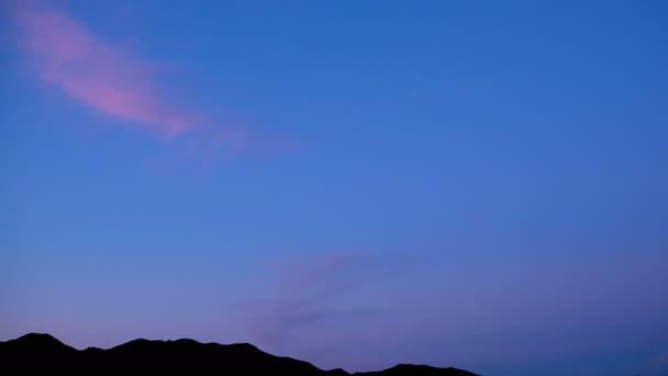 Moody lever de soleil brûlant ciel timelapse sur silhouette de montagne, mouvement des nuages rouges — Video