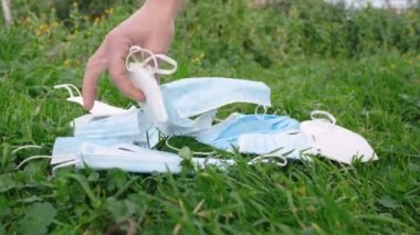 Doğal ekosisteme atılmış koruyucu yüz maskesi çöpü kullanıldı. 19 salgın atık kirliliği.