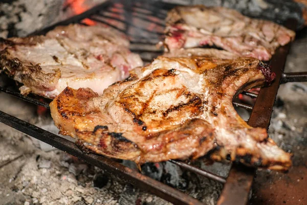 Izgara domuz pirzolası, ızgara et barbeküsü, leziz yağ besin yaşam tarzı.