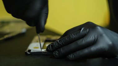 Akıllı telefon tamiri, yüksek teknoloji cihaz servisi üzerinde çalışırken teknisyen elleri