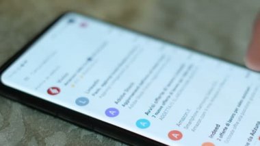 Akıllı telefon kullanırken erkek eli Google gmail uygulaması, e-posta sörfü, iş haberleri