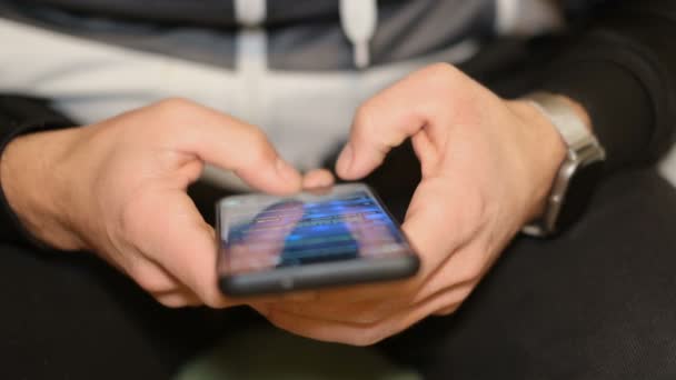 Közelkép egy Guy használata közben okostelefon azonnali üzenetküldés chat, mobiltelefon-függőség — Stock videók