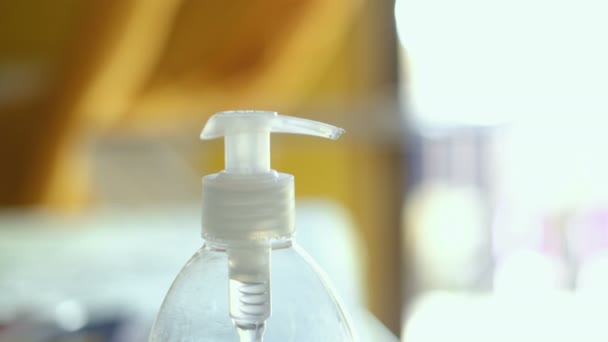 Orang yang membersihkan tangan dengan alkohol gel tangan disinfektan pembersih, infeksi pandemi covid19 — Stok Video