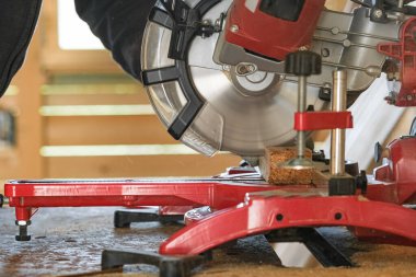 Marangoz kesim ahşap çarşaf, iş aleti, üretim için testere kullanıyor.