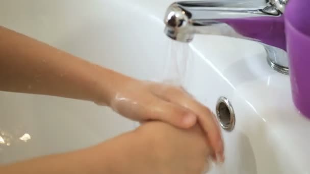 Dziecko córka dziewczyna mycie i dezynfekcja rąk w domu podczas covid19 pandemia choroby, opieki zdrowotnej dla dzieci — Wideo stockowe