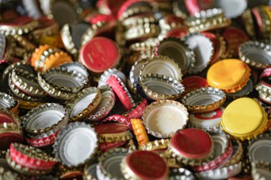 Metal geri dönüşüm için kullanılmış alüminyum bira mantarı yığını, çöp geri dönüşümü