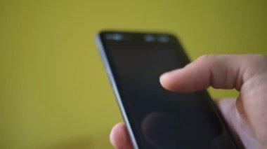 Akıllı telefon kullanan genç adam Google Gmail uygulaması, e-posta sörfü, iş haberleri