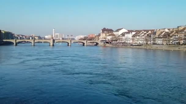 Skyline aan de rivier in Basel met verkeers- en wandelaars, stedelijke drukte, bezienswaardigheden in Zwitserland — Stockvideo