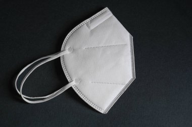 İzole edilmiş koruyucu ffp2 yüz maskesi, Covid19 salgın virüs enfeksiyonu koruma araçları