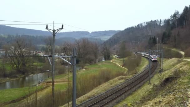 Famoso transporte tradicional de trenes de Suiza en los Alpes suizos paisaje del valle del campo, monumentos europeos — Vídeo de stock