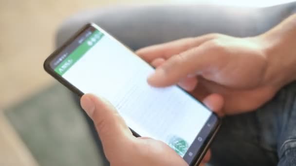 Addicted Guy ενώ χρησιμοποιείτε smartphone για περιήγηση στις ειδήσεις, κινητό timelapse τεχνολογίας — Αρχείο Βίντεο