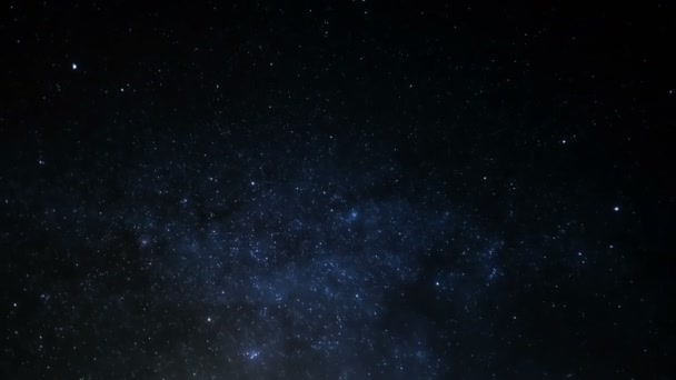 Зоряні сузір'я молочного способу руху нічного неба, всесвітнє поле на фоні космосу — стокове відео