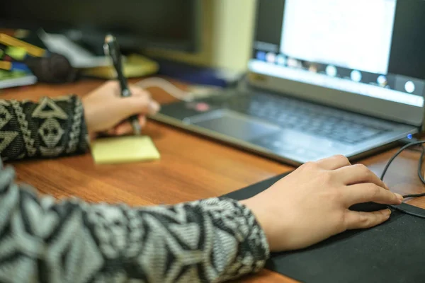 Giovane ragazza mentre fa smart scuola lezione video chiamata su un computer portatile, covid-19 malattia pandemica, isolamento sociale — Foto Stock