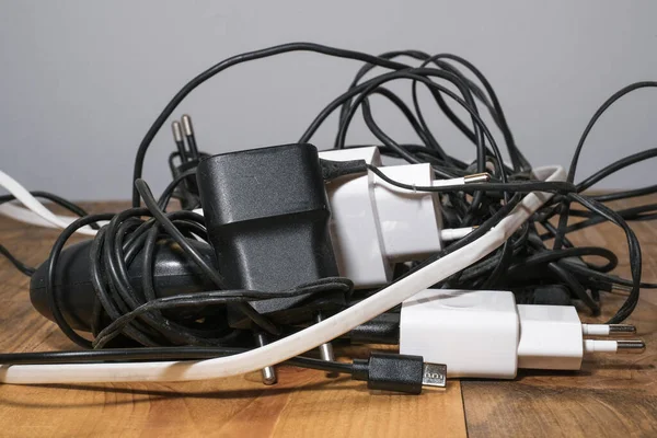 Kullanılmış akıllı telefon kablosu, elektronik atık, teknolojik aygıt araçları yığını 