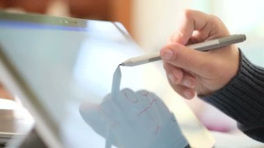 El hareketi rehabilitasyonu için grafik tableti kullanan engelli adam, dijital teknoloji sağlık terapisi