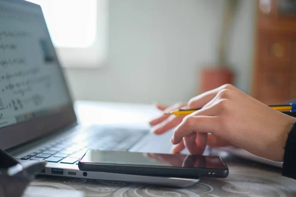 Akıllı okul videosu çekerken laptopta, covid-19 salgınında, sosyal izolasyonda