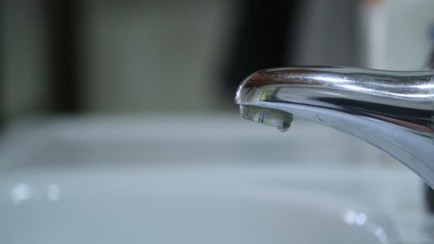 Капание воды из крана, падение капли питьевой воды, сохранение чистой воды — стоковое видео