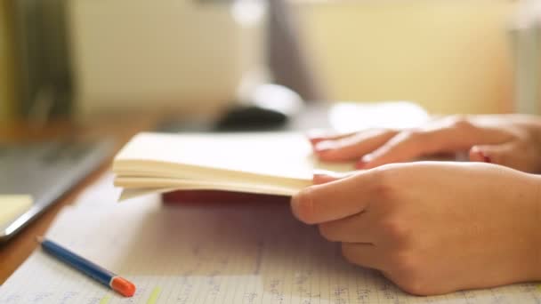 Γυναίκα που σπουδάζει στο σπίτι, ενώ χρησιμοποιούν σημειωματάριο για την εξ αποστάσεως εκπαίδευση, covid-19 πανδημία κοινωνική αποστασιοποίηση — Αρχείο Βίντεο