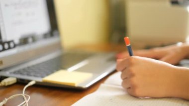 Uzaktan eğitim için not defteri kullanan kadın, covid-19 salgın sosyal mesafesi
