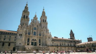 Eski Santiago de Compostela Katedrali Meydanı 'nda hızla yürüyen kalabalık, şehir yaşam tarzı zaman çizelgesi 4K