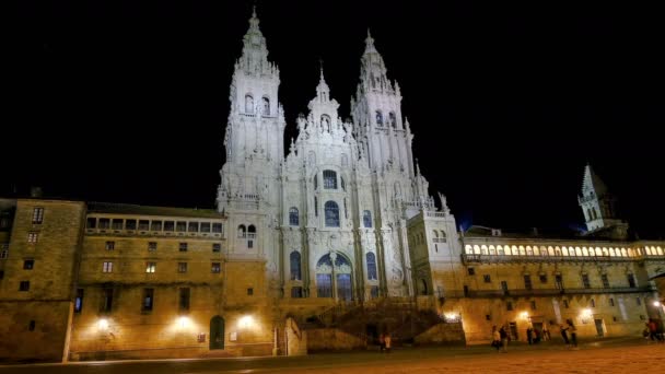 Santiago Compostela Katedral Meydanı 'nda gece vakti yürüyen insanlar. — Stok video