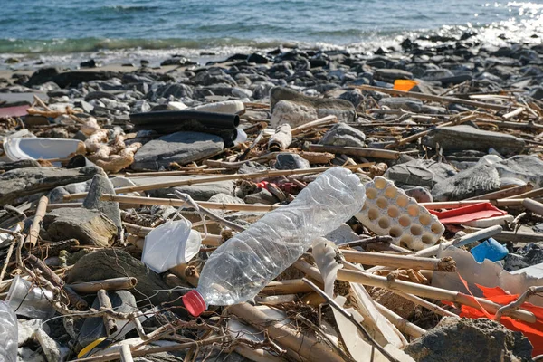 Verschmutzung des Ökosystems der Meeresküste durch Plastikmüll, Umweltverschmutzung — Stockfoto