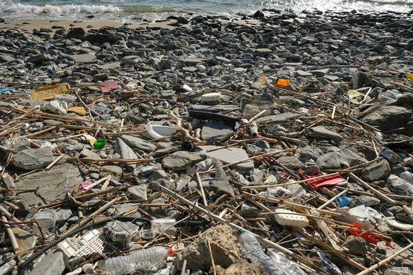 Déchets de déchets plastiques pollution sur l'écosystème côtier marin contaminé, déchets environnementaux — Photo