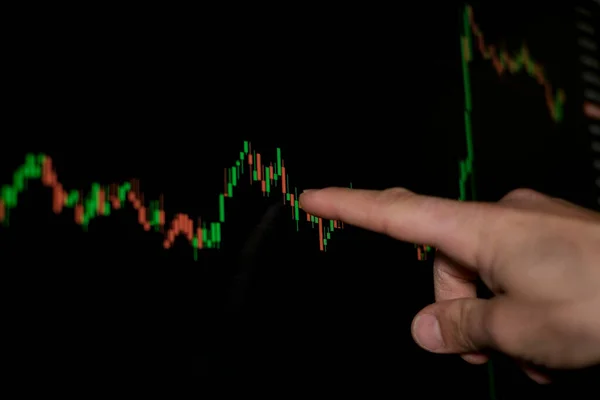 Человек руку во время просмотра роста биржевого индекса торговли, криптовалютный бизнес богатство — стоковое фото
