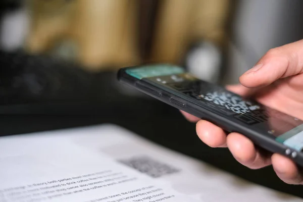 Man Scanning a QR code using a Smartphone.Contactless Payments technology — Fotografia de Stock