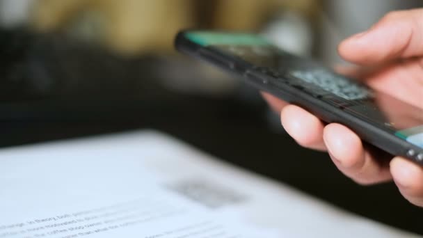 Man Memindai kode QR menggunakan Smartphone.Contactless Payments teknologi — Stok Video