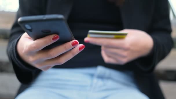 Kobieta używać smartfona do e-commerce zakupy płatności kartą kredytową na smartfonie, hi tech biznesu — Wideo stockowe