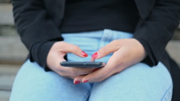 Mulher jovem usar smartphone para mensagens de bate-papo em um smartphone, vício em tecnologia de rede social — Vídeo de Stock