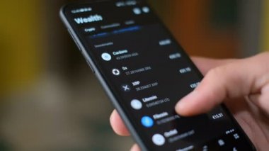Adam akıllı telefonlarda şifreli para uygulaması kullanıyor. Takas için, dijital para işi için.