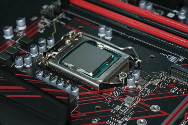 Desktop-PC-CPU auf Hi-Tech-Motherboard installiert, Computerkomponenten-Chip — Stockfoto