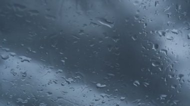 Fırtınalı bulutların üzerine yağmur damlaları düşer. Arka planda hareket eder, iklim değişir.