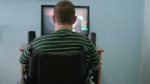 ロックダウン時に自宅でコンピュータ上の映画を見ている障害者の男,医療技術 — ストック動画