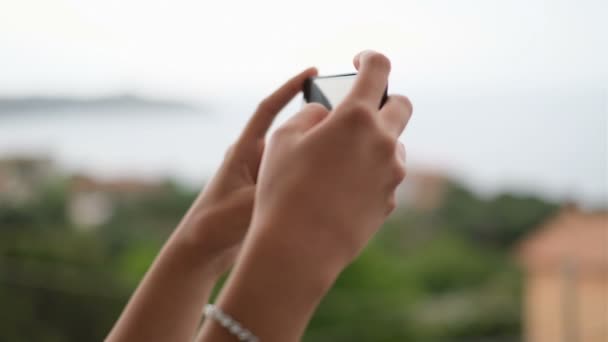 年轻女子用触摸屏智能手机、高科技装置拍摄风景照片 — 图库视频影像