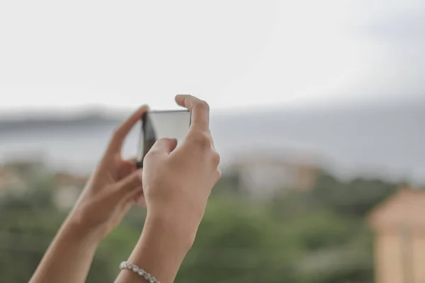 Jovem mulher tirar fotos paisagem com um smartphone tela sensível ao toque, oi dispositivo de tecnologia — Fotografia de Stock