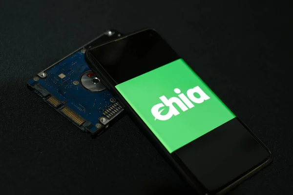 Nova moeda criptomoeda verde Chia em um smartphone, hhd armazenamento moeda mineração agricultura — Fotografia de Stock