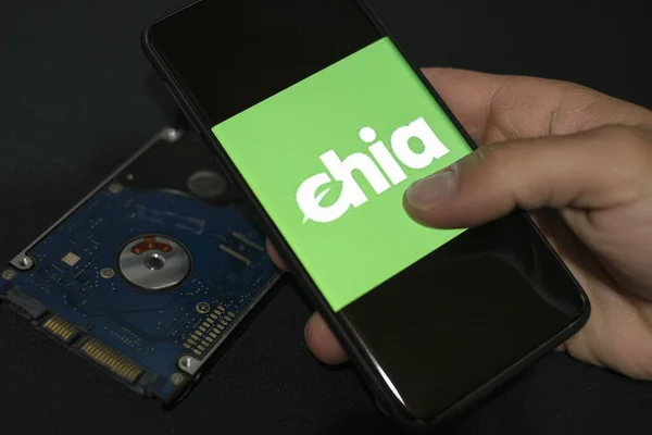 사람들은 스마트폰으로 치아 (Chia) 라는 새로운 녹색 크 립 토 통화를 사용 한다. 로열티 프리 스톡 이미지
