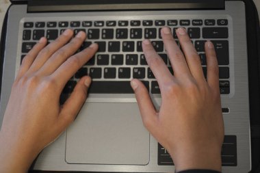 Akıllı çalışma, covid-19 salgını için dizüstü bilgisayar kullanırken kadının üst görünümü 